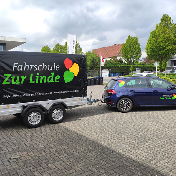 Entwicklung einer Anhängerbeschriftung für eine Fahrschule