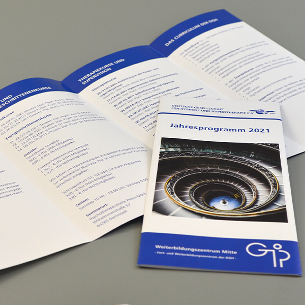Erstellen eines Jahresprogramm-Flyers für eine Hypnosegesellschaft