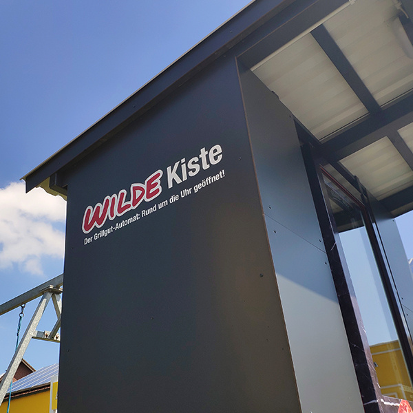 Entwicklung einer Fassadenwerbung für einen Fleischautomaten