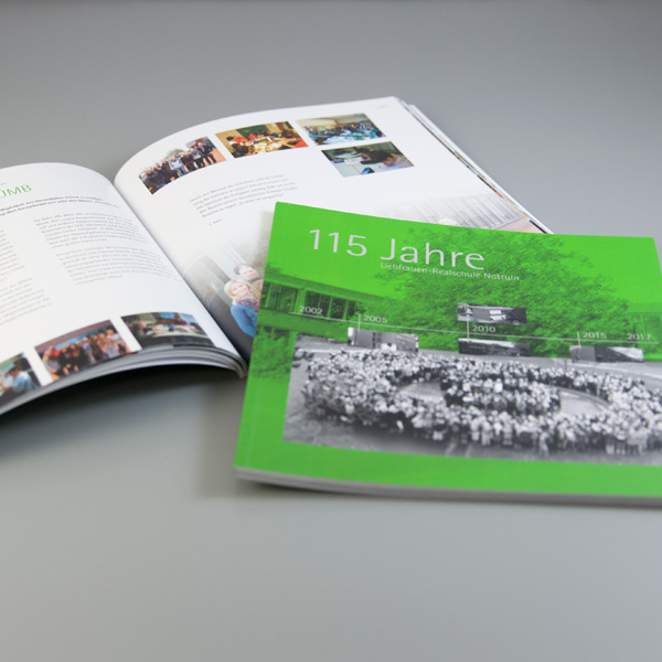 Gestaltung einer Jubiläums-Broschüre für eine Schule