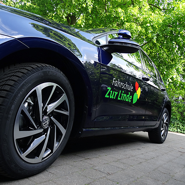 Design einer KFZ Beschriftung für eine Fahrschule