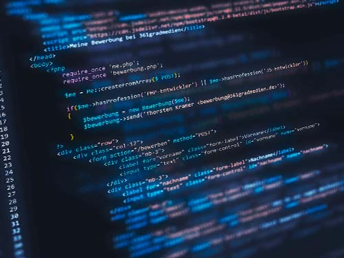 Stellenangebot Programmierer Code auf Monitor